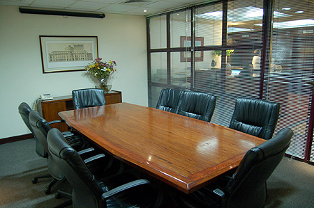 sala de reuniones completamente equipada